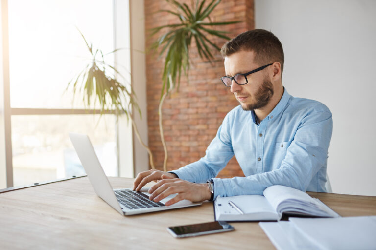Persona estudiando con computadora portátil – curso de Office