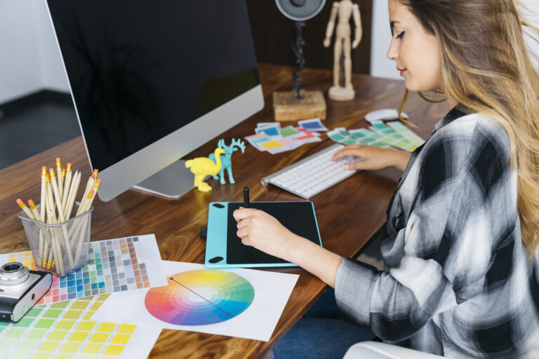 Escritorio de diseñadora gráfica – curso de diseño