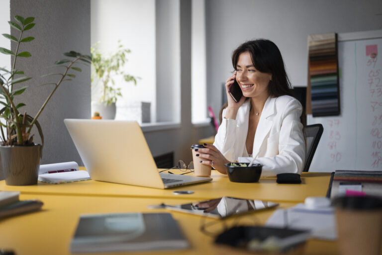 Persona trabajando en oficina – cursos de búsqueda laboral
